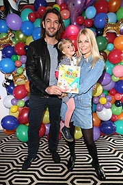 Max Wiedemann, Tina Kaiser und deren Tochter Liv bei der Vorstellöung von  "Die Buntis im Zoo"  (Photo  Gisela Schober/Getty Images für Nickis.com)